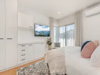 Gorgeous 3-Bed House with Spacious Shared Backyard - Apartments