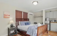 10 min to Parris Island - Pet friendly Retreat w/ Yard & 1-1 Guest House - Pools