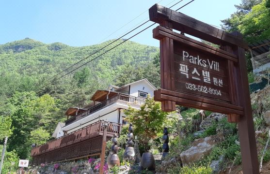 정선 계곡 펜션 수변 풍경