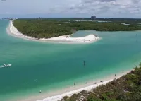 Beach! 2 Masters w Kings, Pets, Queen ensuite, hot tub, private heated Pool