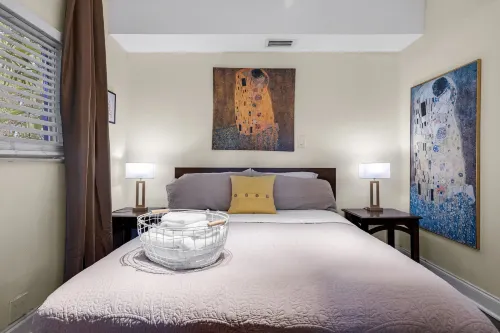 Artful Home Near Design District - ติดทะเล