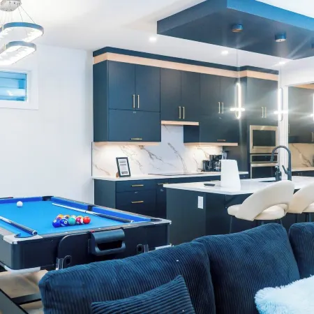 Serene Dwelling Home-4 Bedroom,Pool Table Near Yeg- with AC