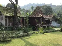 Rumah Jawa Antik Hotels in Cijeruk