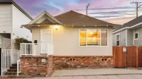 Sunny Venice Beach Home With Open Living & Walkability to Abbot Kinney Venice Drift by Avantstay