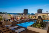 Rok Hotel Kingston, Tapestry Collection by Hilton - Pools