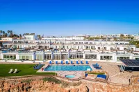 Bright Dog-Friendly Suite with Kitchenette, Heated Outdoor Pool, Hot Tub, Patio - Beach
