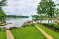 Luxe Lake Sinclair Living Private Dock and Beach! - Pools