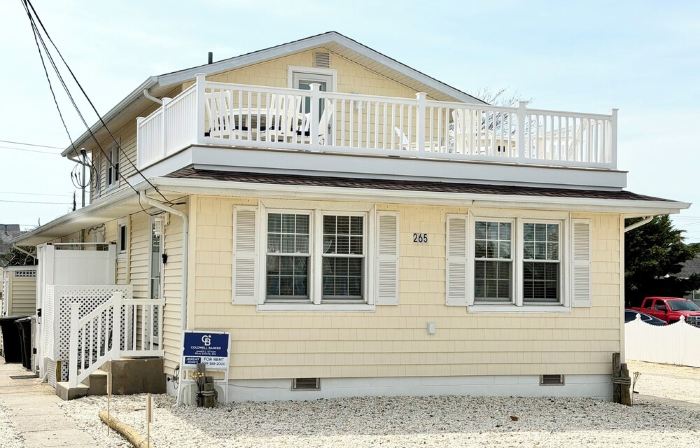 Charming 3-bedroom townhome 2 blocks from ocean and bay, in town of Stone Harbor
