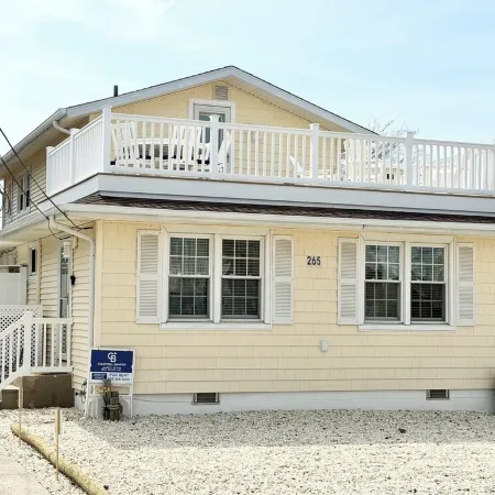 Charming 3-bedroom townhome 2 blocks from ocean and bay, in town of Stone Harbor