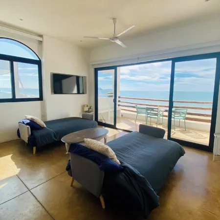 Brandnew beachfront apartment! Great view, private balcony, large shared terrace