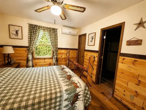 Rustic Hideout Retreat Game Room Sleeps 11 - Chalets