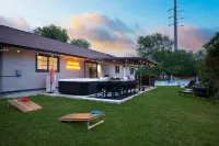Sleeps 10 - Pool - Hot Tub - Fire Pit - Playground - Kitchen