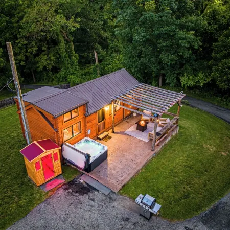Charming 2-bedroom tiny cabin hot tub camp fire