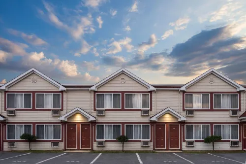 Travelodge by Wyndham Drummondville - parking