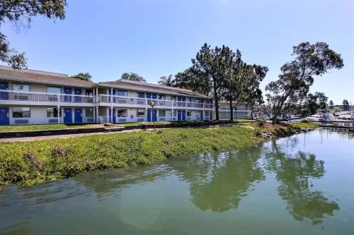 Motel 6 Oakland, CA - Embarcadero - 2-Star