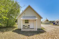 < 1 Mi to Main St: Quiet Home w/ Yard in Stockdale - 2-Star