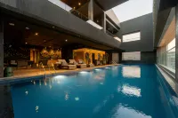Courtyard by Marriott Vadodara - Pools