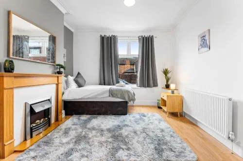 Spacious 4 Bed Home | Free Parking & Fast WiFi - Homestays