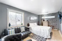 Downtown Renovated Apt w/ Free Parking & BBQ - 2-Star