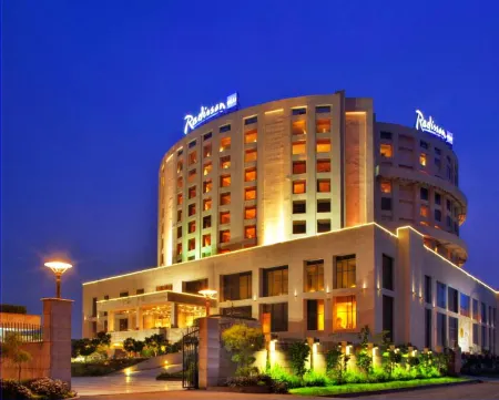 Radisson Blu New Delhi Dwarka Отели рядом с достопримечательностью «Храм Йогмайи»