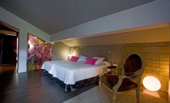 a spacious bedroom with two twin beds , one on the left side of the room and the other on the right at Hotel Castillo