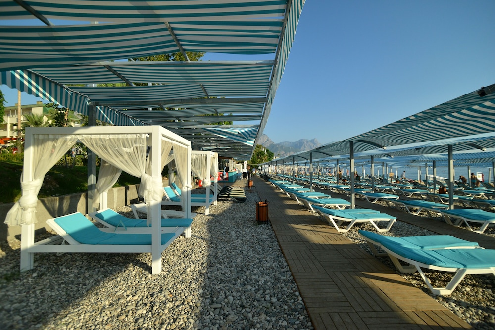 L'Ancora Beach Hotel