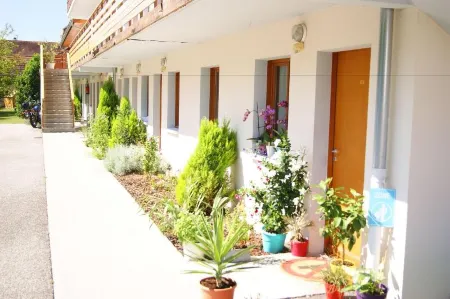 Anais Hôtel Отели рядом с достопримечательностью «Ibowling»