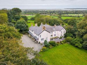 Plas Dinas Country House