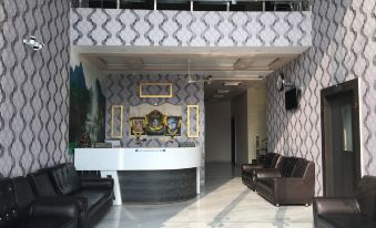 2. Hotel Sh..