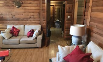 An Amazing Cedar 3 Bedroom Lodge on the Lochside at Portsonachan