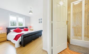 Bristol Luxury Apartment with Parking