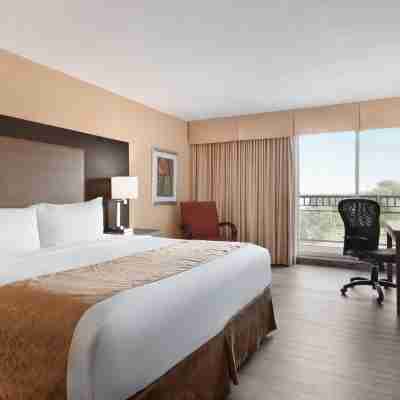 Ramada by Wyndham Belleville Harbourview Conference Centre Rooms