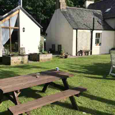 Contemporary One Bedroom Apartment Close to All Amenities in Conservation Area Hotel Exterior