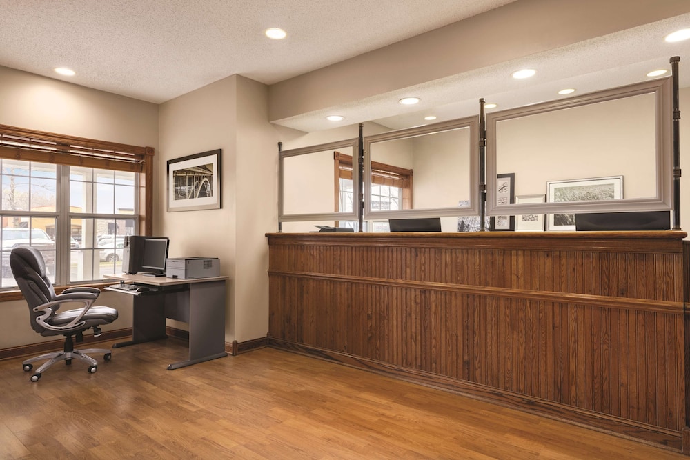 Country Inn & Suites by Radisson, Forest Lake, MN