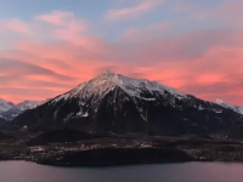 Chalet with Panoramic Views of the Mountains of the Oberland and Lake Thun 錫格里斯維爾住宿飯店