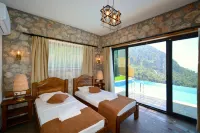 2 Bedroom Private Villa with Infinity Pool and Sea View