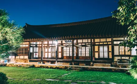 Damyang Hanokeseo Pension Отели рядом с достопримечательностью «Sigyeongjeong Pavilion»