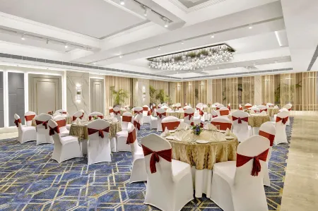 Park Inn by Radisson Surat Отели рядом с достопримечательностью «Kargil Chowk memory»