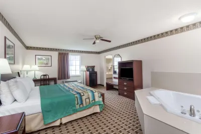 Days Inn & Suites by Wyndham Huntsville Hotels in Huntsville