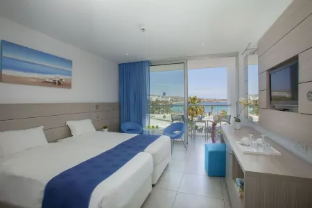 Limanaki Beach Hotel & Suites