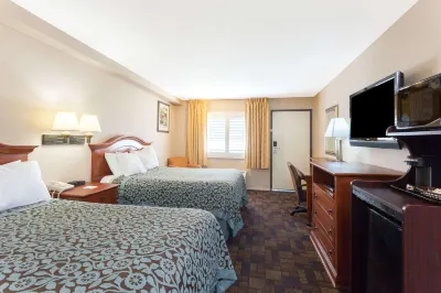 Days Inn by Wyndham Alhambra CA Отели рядом с достопримечательностью «The Lizard Theater Company»
