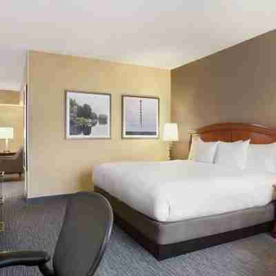 DoubleTree by Hilton Hotel Detroit - Novi Rooms