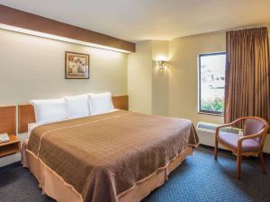 Travelodge by Wyndham Fort Myers Airport