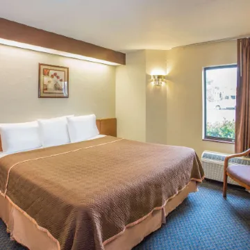 Travelodge by Wyndham Fort Myers Airport