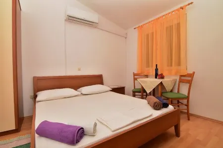 Renata Отели в г. Макарска