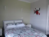 Swan Lake Guest House - parking