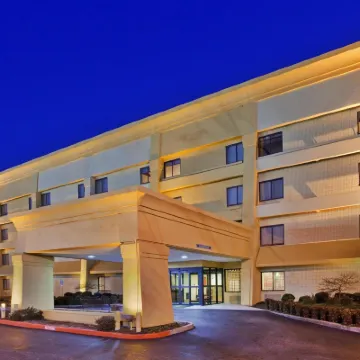 La Quinta Inn & Suites by Wyndham Springdale Hotels near Bobby Hopper Park