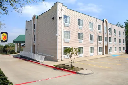 Super 8 by Wyndham Garland/Rowlett/East Dallas Area Отели рядом с достопримечательностью «Herman Marshall Whiskey»