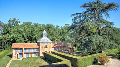 Domaine du Buc, le Château فنادق في Brens