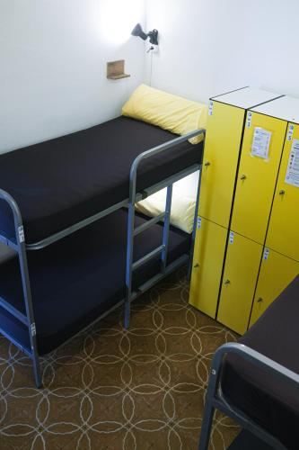 Bed In 6-Bed Dormitory Room Mana Mana Youth Hostel Photo